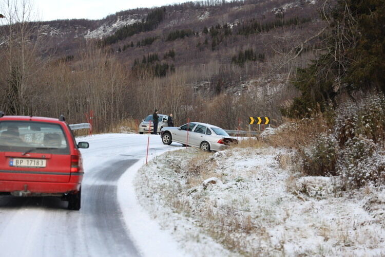 Personbilen lå i veigrøfta ved Bjørstad-svingen i Salangen lørdag formiddag. FOTO: JON HENRIK LARSEN