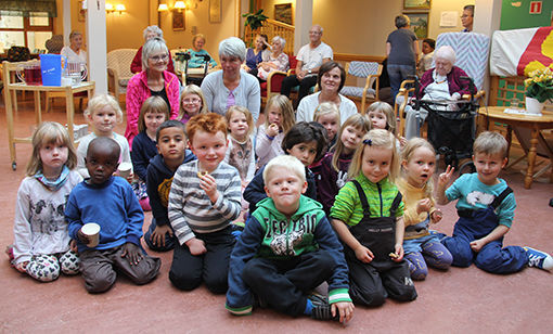 Barna i Lauvmakken Barnehage besøkte de eldre på Lavangsheimen i går fredag. FOTO: PER ASBJØRN GUNDERSEN