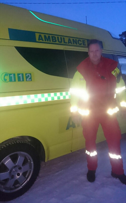 Kyrre Tunheim står fremfor ambulansebilen som måtte endres til Ambulance i filminnspillingen.