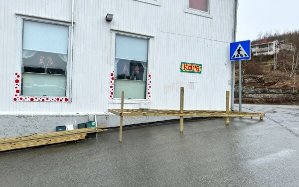 Nå har Kåre- kafe fått uteplatt!