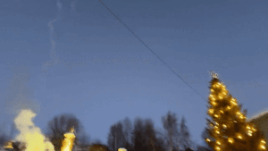 Julegrana tent ilag med fyrverkeri