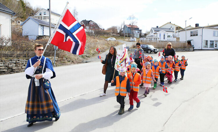 Unger fra Vasshaug barnehage var onsdag ute og gikk i 17.mai- tog i sentrum av Sjøvegan. FOTO: JON HENRIK LARSEN