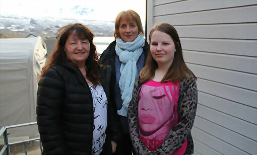 Beate Kristin Nordmark (t.v.), Ann Vigdis Storvoll og Silje Kristin Nordmark håper å se deg på grendehuset i helga. FOTO: PER ASBJØRN GUNDERSEN