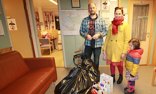 Stian Markussen (t.v.) og Dina Bergseth Bay etter overlevering av julegaver. FOTO: PER ASBJØRN GUNDERSEN