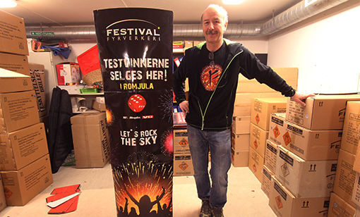 Morten Andersen i Maxi Pyroteam ser fram til å vise folket  årets fyrverkerishow i Sjøvegan- sentrum. FOTO: ALEKSANDER WALØR