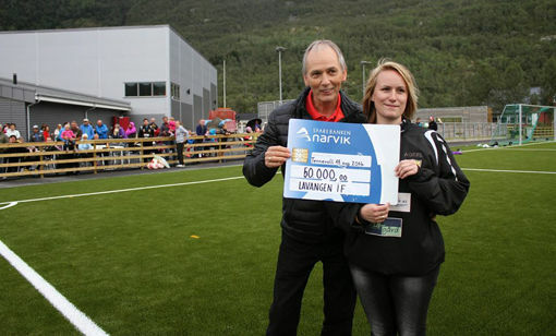 Sparebanken Narvik og samfunnskontakt Victor Vang var på besøk og tildelte klubben 50.000 kroner.