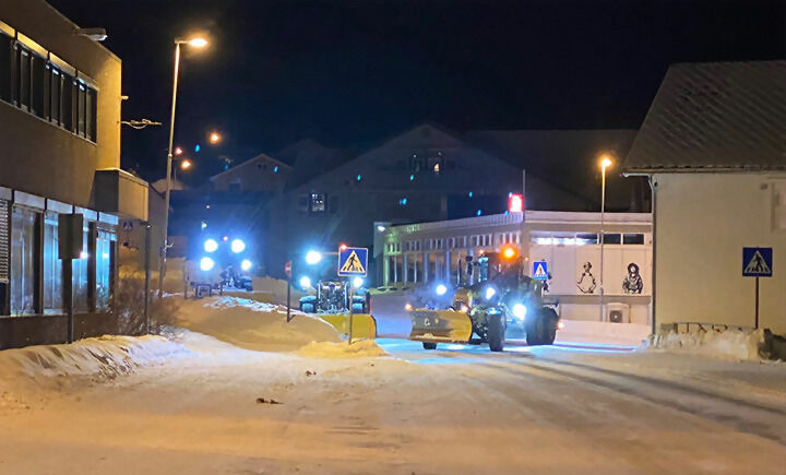 Mannskaper fra Sjøvegan Maskin og Transport var natt til tirsdag ute og foretok skraping av vei og gangfelt i Sjøvegan-sentrum. FOTO: JON HENRIK LARSEN
