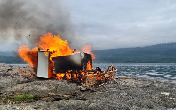 Samlet seg til bålkos i fjæra