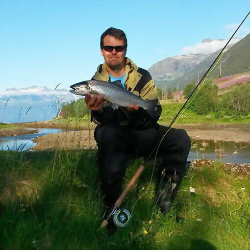 Arne Raymond Martinsen er av mange som fisker fast hvert år i Løksebotnvassdraget, og har flere ganger fått fin fangst på kroken. FOTO: PRIVAT