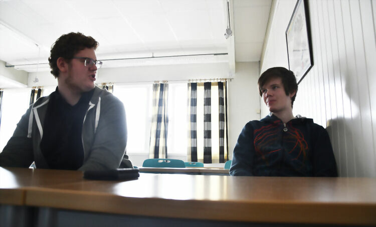 SKOLE: Elias Skjervheim og Justin Kraut gleder seg over endelig å være tilbake på skola. FOTO: TORBJØRN KOSMO