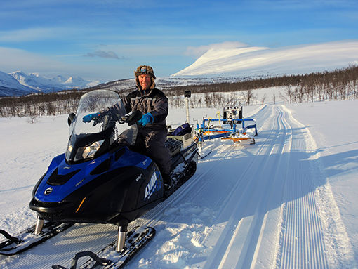 Endelig kan skigruppa Lavangen IF parkere ATV og snøscooter. Nå har de nådd målet til ny tråkkemaskin.