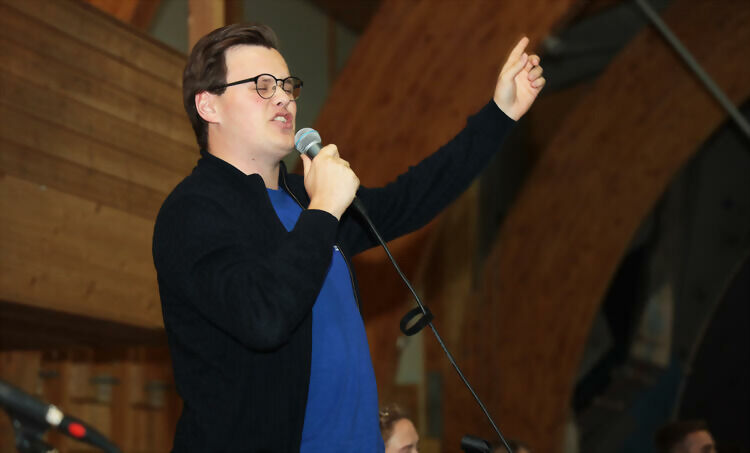 Fremskrittspartiets representant i debatten, Magnus Torgersen sang en rungende sluttappell til skoleelevene ved Sjøvegan videregående skole. FOTO: JON HENRIK LARSEN