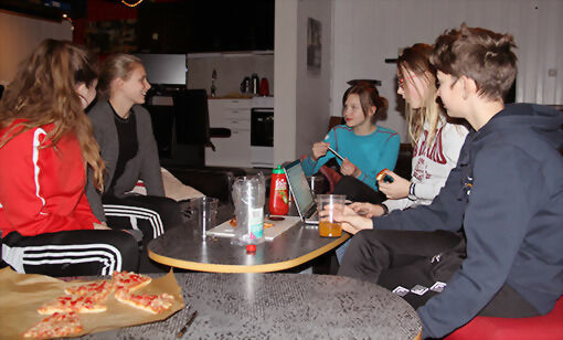 Ungdomsrådet diskuterer seg i mellom hvordan de skal gjøre UKM 2018 i Salangen enda mer attraktivt for ungdommen. FOTO: ALEKSANDER WALØR