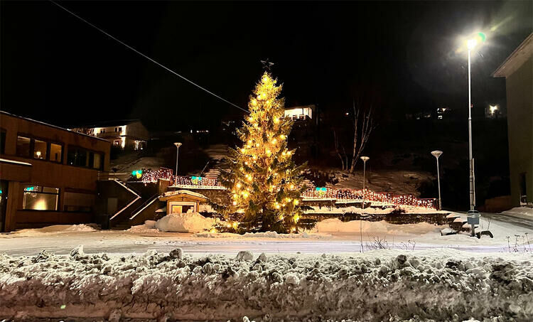 Juletreet står enda og lyser på torget på Sjøvegan. Snart blir det vel tatt ned for denne gang?. FOTO: JON HENRIK LARSEN