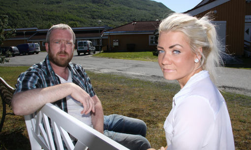 Ordførerkandidat Erling Bratsberg, og senterpartileder i Lavangen, Sandra Borch utenfor Lavangsheimen. FOTO: ESPEN BLESS STENBERG
