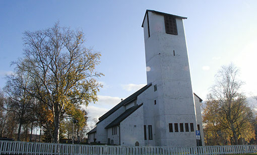 Det har nå blitt lyst ut fast stilling som menighetsarbeider i kirken både i Salangen og Lavangen kommune. Stillingene kan kombineres om ønskelig. FOTO: ALEKSANDER WALØR