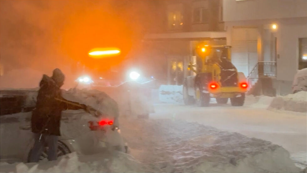 Det var snøinferno og litt tendenser til kaos mandag morgen i Sjøvegan-sentrum, etter at det hadde kommet litt over 50 centimeter med snø.
 Foto: Jon Henrik Larsen