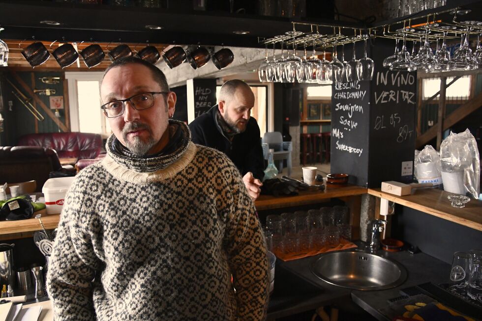 Kjell Gundersen (foran) og Andreas Bay (bak) på Maloneys Pub, er klare for re-åpning av stedet førstkommende lørdag.
 Foto: Jon Henrik Larsen