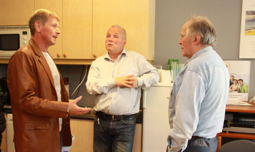 Eigil Rindstad (midten) og Lars-Johan Hellefossmo, her i diskusjon med Gunnar Sæbø( t.v.) FOTO: ESPEN BLESS STENBERG