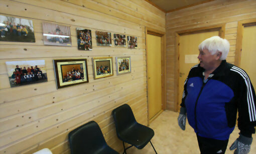 Martin Ånesen ser på bildene på veggen i klubbhuset i Seljeskog. Det har vært et idrettslag med utrolig høy aktivitet. FOTO: JON HENRIK LARSEN