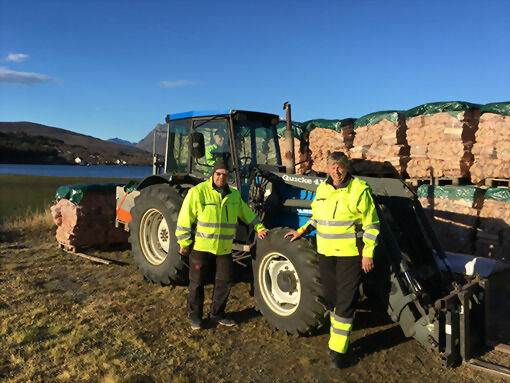 Odd i traktoren, Magne André (t.v.) og Svein Harald jobber med veden for å gjør den klar for levering. FOTO: PRIVAT