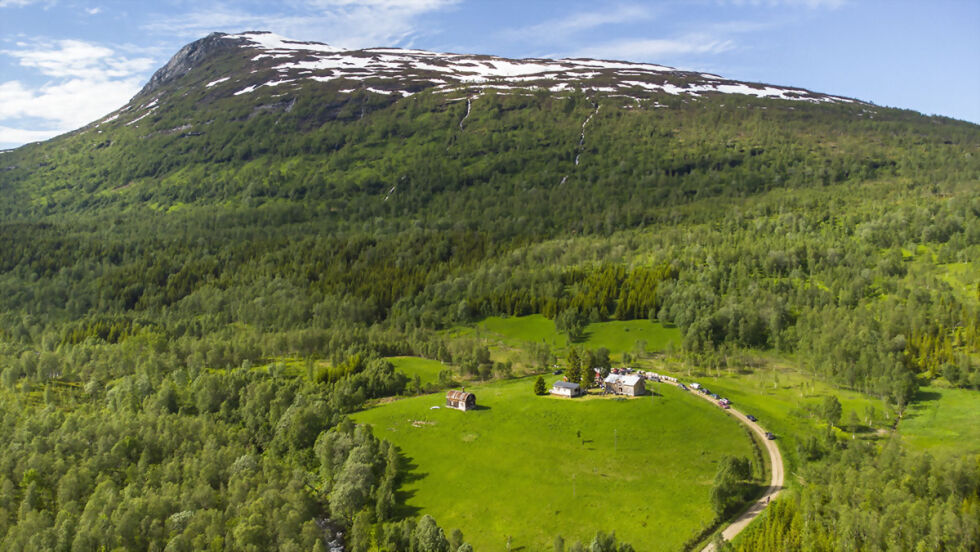 Idyllisk til ligger Fjeldstad Gård oppe under Rundfjellet. I 2022 ble gården fredet av Riksantikvaren.
 Foto: Jon Henrik Larsen