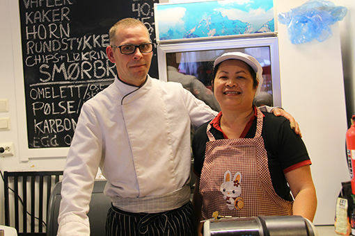 Eier av Toos Kafé, Lasse Mortensen sammen med kokken Wirudchanee Polyiam blir snart å tilby til sammen tolv spennende thai-retter i sin kafe på Sjøvegan. FOTO: KNUT-ARILD JOHANSEN.
