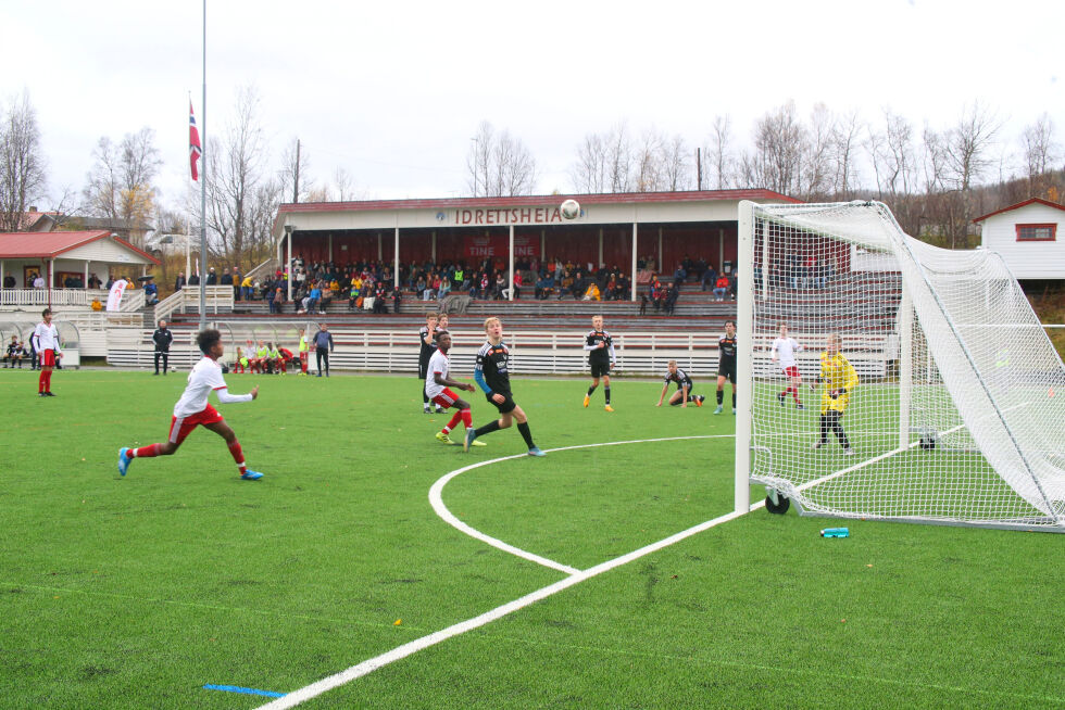 Salangens gutter 15 lag i fotball spilte lørdag ettermiddag mot Tromsø-laget Reinen på Idrettsheia. Dette er første runde i kretsmesterskapet for året 2022.
 Foto: Jon Henrik Larsen