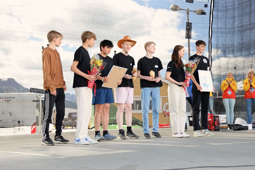 Representanter fra de to ungdomsbandene kom søndag på scenen under Millionfisken's hovedpremieutdeling og tok i mot prisen.
Foto: Jon Henrik Larsen