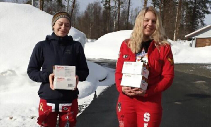 IS: Cecilie Simonsen og Frøya Sol Håkonsen leverte is til Lappraen barnehage. FOTO: PRIVAT