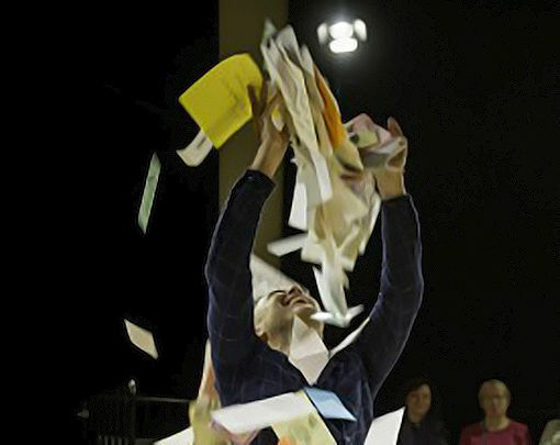 Det å kaste papirer i luften, er det beste i livet? FOTO: OLA RØE/HÅLOGALAND TEATER