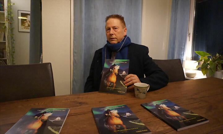 Det vandrende sagn-leksikonet og forfatter Roald Larsen, har nå kommet ut med sin tiende bok i serien Levende sagntradisjon fra Nord-Norge. FOTO: HÅVAR SPITZBURGER