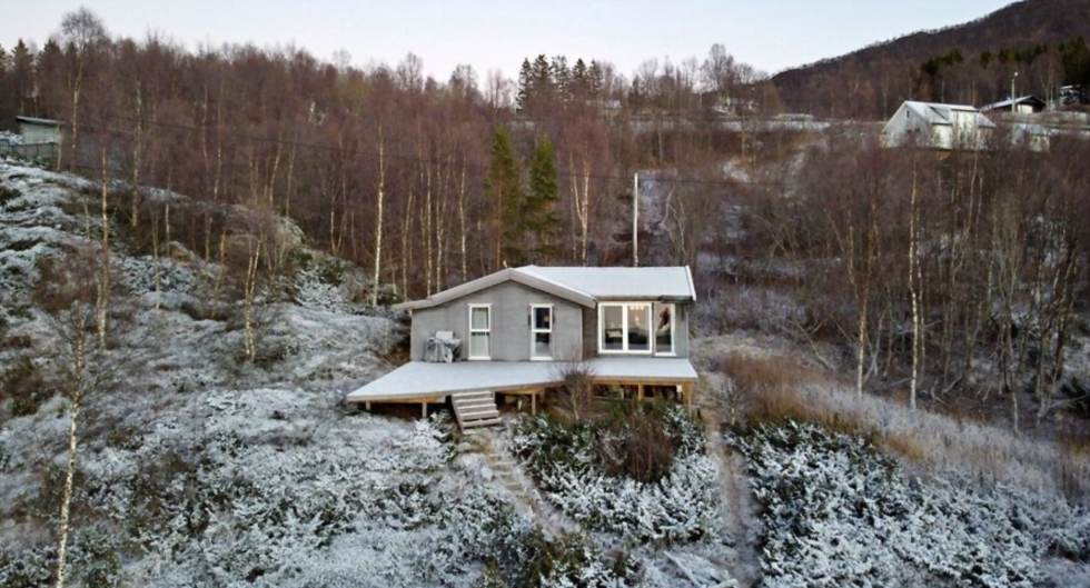 Denne hytte/fritidseiendommen i Rørbakkveien 186 ble solgt for 950.000 kroner. Hytta ligger spesielt fint til med god utsikt like når du har kjørt forbi Vika i Salangen.