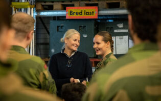 Kronprinsesse Mette-Marit besøkte Ingrid Alexandra i Hæren