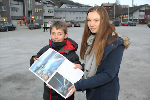 Ariane Daleng og Stian Aglen Løkse er to av elevene fra 9.klasse som søndag selger Salangskalenderen på døra til salangsværingene. FOTO: JON HENRIK LARSEN