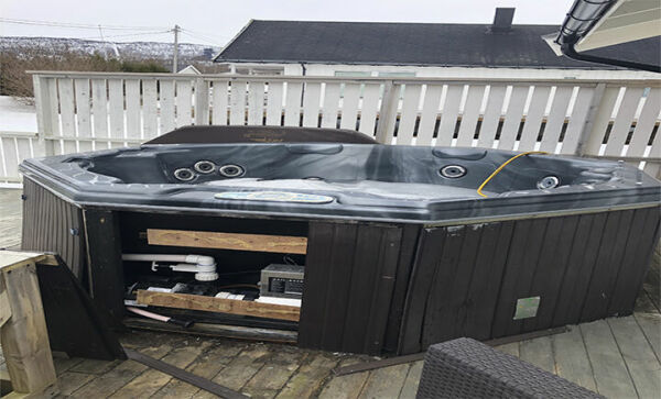 La ut jacuzzien for salg