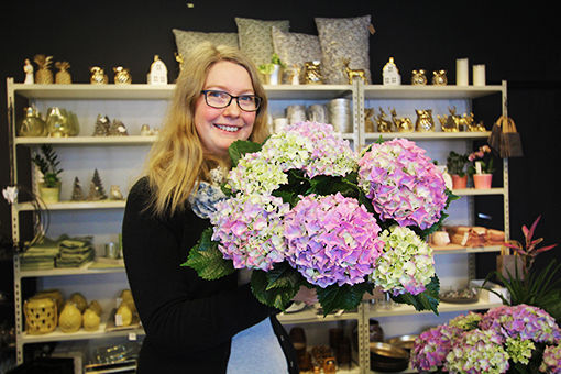 Blomsterdekoratør Susanne Haugen forteller at det går mye i buketter og dekorasjoner, orkideer i forskjellige størrelser og farger og flere typer potteplanter. FOTO: KNUT-ARILD JOHANSEN