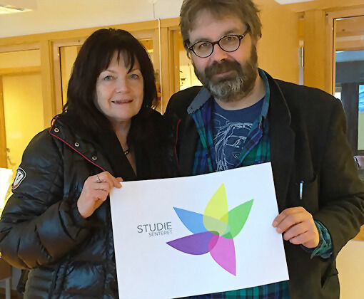Styreleder Inger-Karin Larsen og daglig leder Lars Utstøl i Studiesenteret.no jubilerer med ny logo og profil.