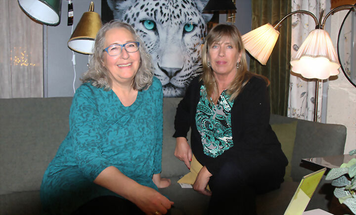 Kari Rognså og Mary-Ann Winstanley har sett interiør-butikken på Sjøvegan vokse i gjennom syv år. FOTO: HERLEIF KRISTOFFERSEN
