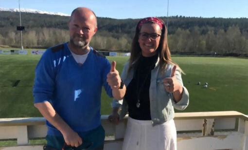Beatrice Hansen (t.h) og Stian Eggen (t.v) i SIF Fotball håper mange vil være frivillige under Millionfisken i år også. FOTO: PRIVAT