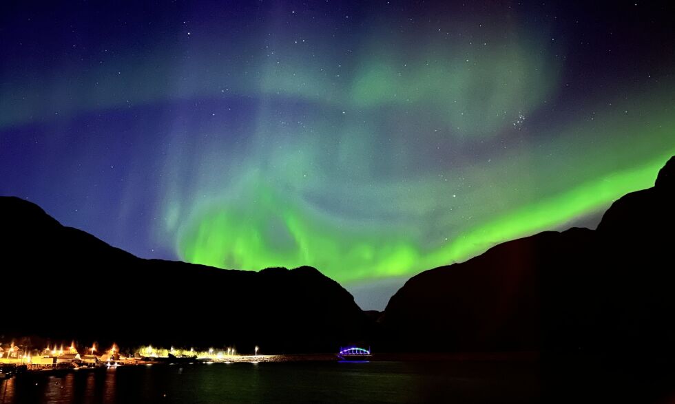 Sifjord-brua på Senja fint lyssatt under nordlyset på himmelen.
 Foto: Jon Henrik Larsen