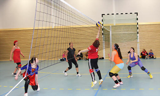 83 spillere var påmeldt til årets volleyballturnering i Lauvhallen i Lavangen i år. FOTO: JON HENRIK LARSEN