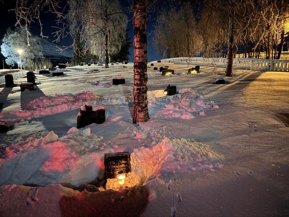 Mange benytter anledningen til å besøke gravstedene i Salangen i julehøytiden og tenne lys for å minnes.
 Foto: Jon Henrik Larsen
