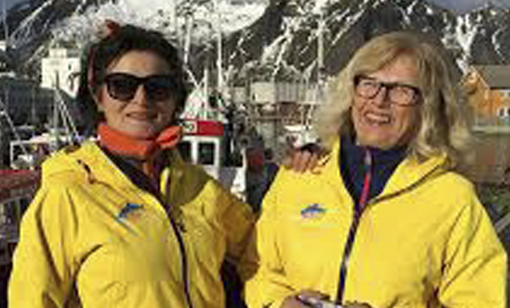 Nina Berith Rasmussen (t.v) står her sammen med Ellen Lise Woll (t.h) når de promoterte Millionfisken under VM i skreifiske i 2017. FOTO: PRIVAT