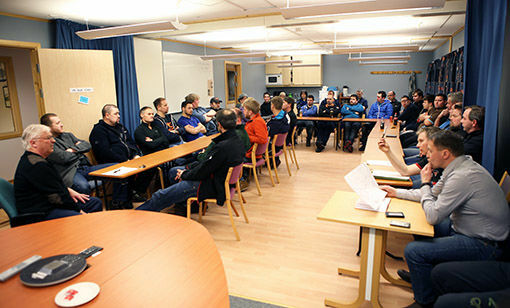 Det var over 35 personer samlet på folkemøtet om snøscooterløyper i går mandag kveld. FOTO: JON HENRIK LARSEN