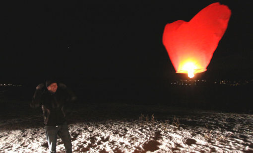 På bildet: Tor-Arne Chruickshank sender en av ballongene opp i luften. FOTO: JON HENRIK LARSEN