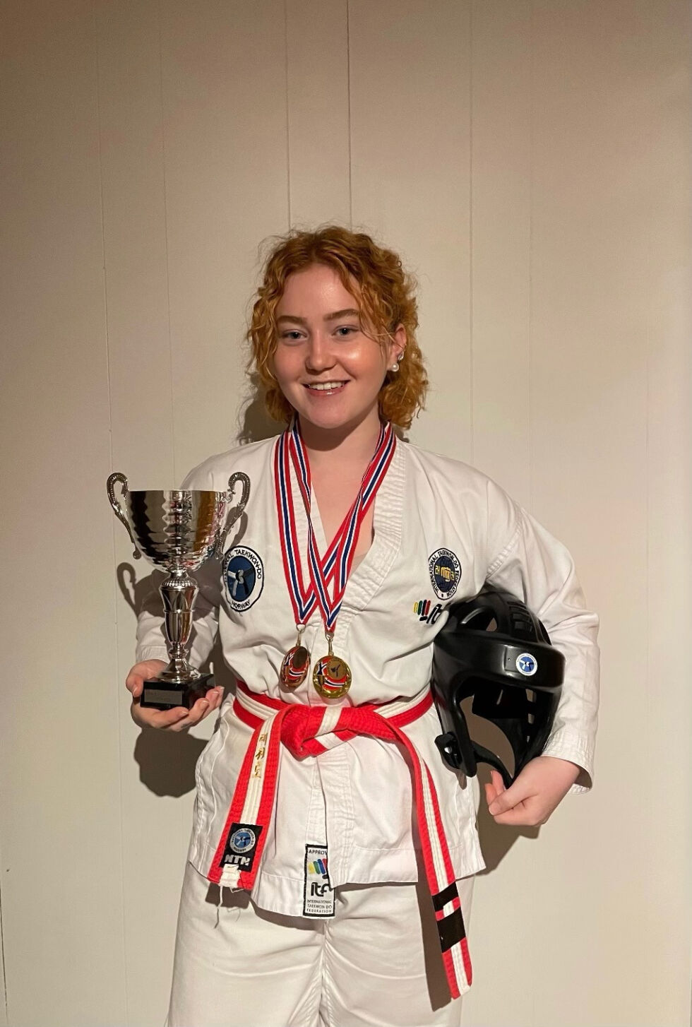 Constance Talseth tydelig stolt over å ha blitt nordnorsk mester i Taekwon-Do.
 Foto: Privat