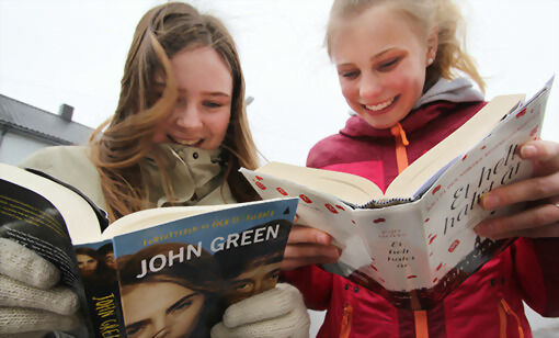 Alexandra Johnsen (t.v.) og Mari Børve kan fortelle at de blir motivert av å lese bøker. FOTO: ALEKSANDER WALØR