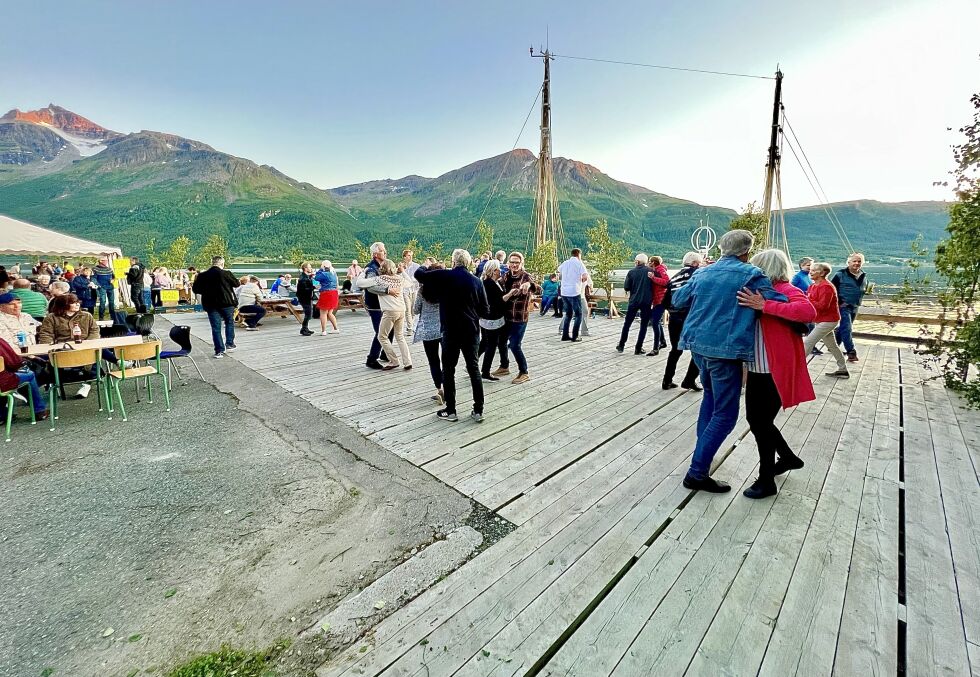 Både unge og eldre danset på bryggedansen lørdag på Målsnes.
 Foto: Jon Henrik Larsen