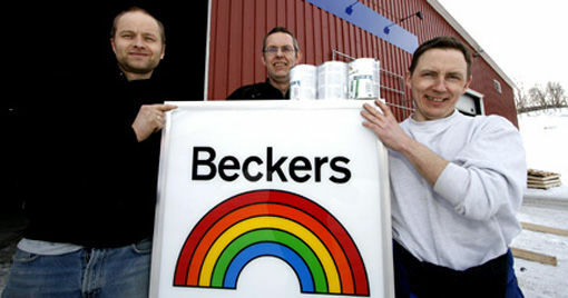 På bildet: Ronny Dørum (t.v), Per Ivar Lyshaug (midten) og Hans Jørgen Pedersen (t.h) er fornøyde med malingssalget. FOTO: JON HENRIK LARSEN